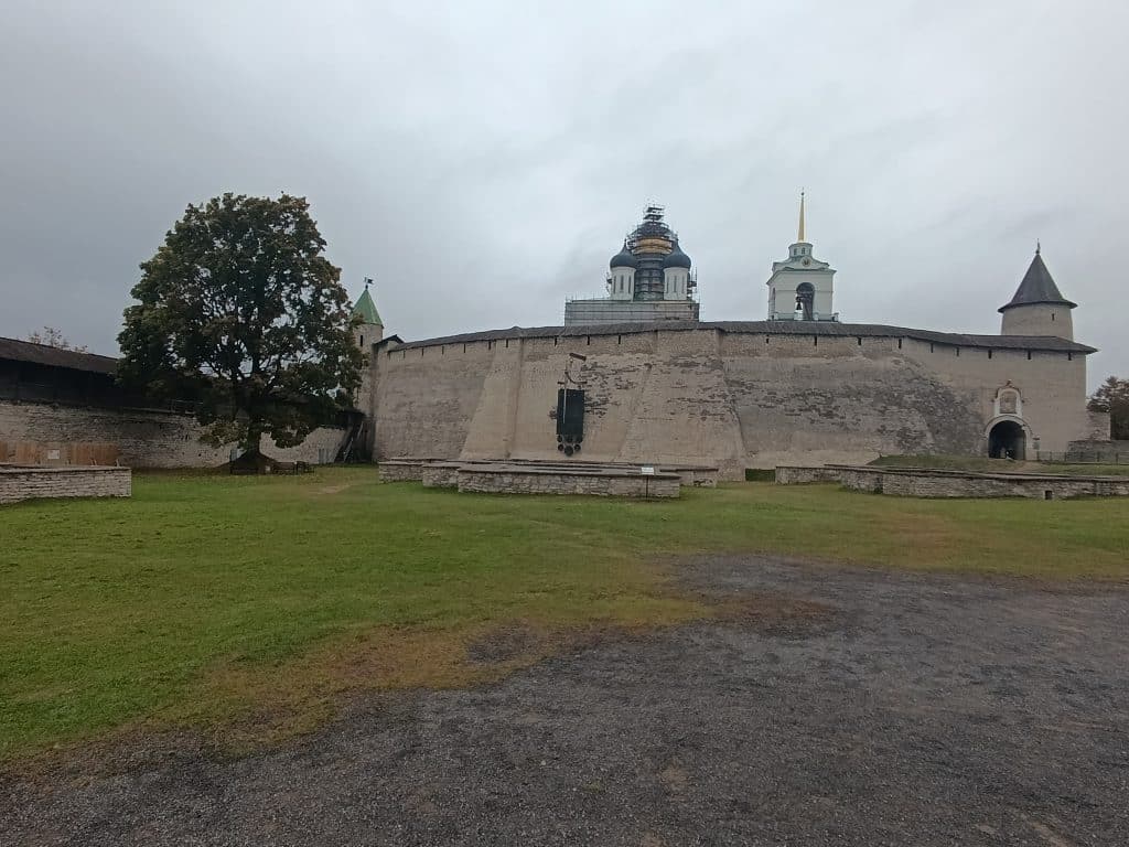 Довмонтова стена (гребля)