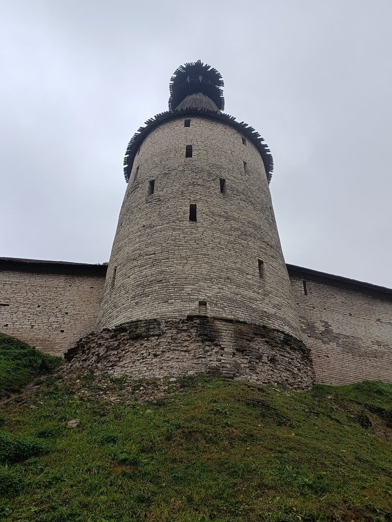 Средняя башня  Псков