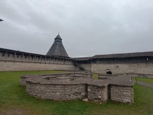 Фундаменты церквей древнего Пскова