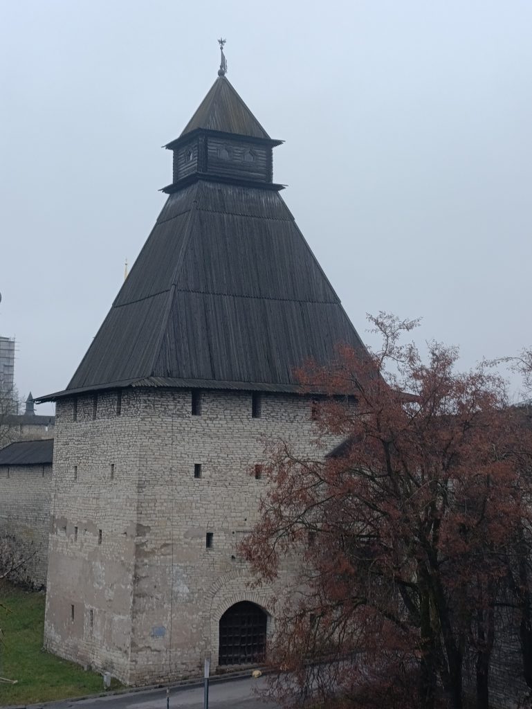 Власьевская башня вид с моста