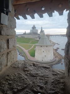 Высокая башня вид на нижние решетки